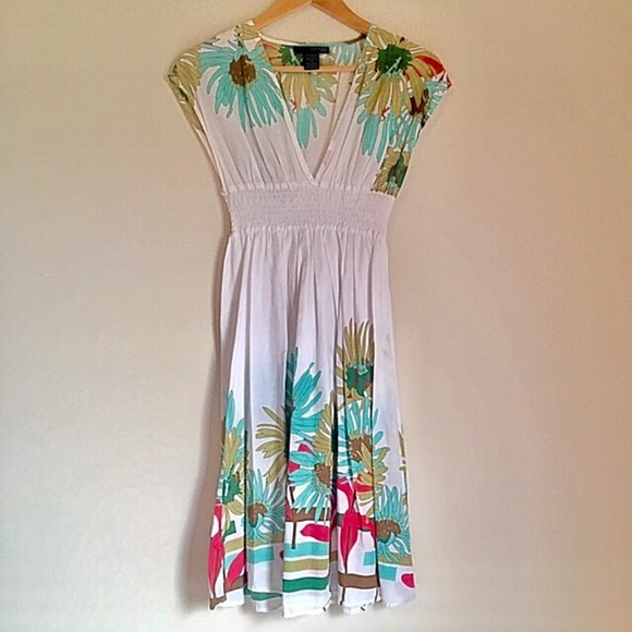 Double Zero Dresses & Skirts - Sundress white w/daisies size small plunge neck